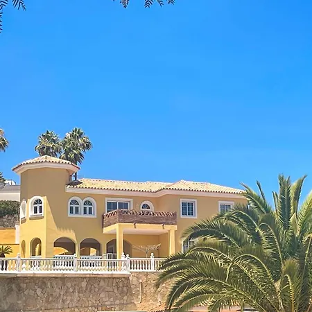 Villa 108-villa, 2 Minutes Walk To The Beach, Heated Pool Malaga