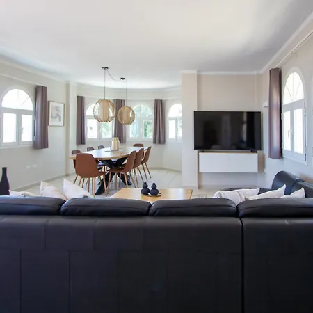 108-villa, 2 Minutes Walk To The Beach, Heated Pool Villa Malaga