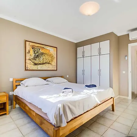 Villa 108-villa, 2 Minutes Walk To The Beach, Heated Pool Malaga